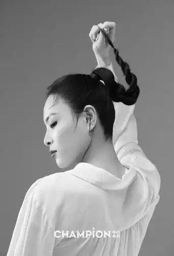 吴敏霞杂志大片曝光状态姣好又酷又飒展现女性之美