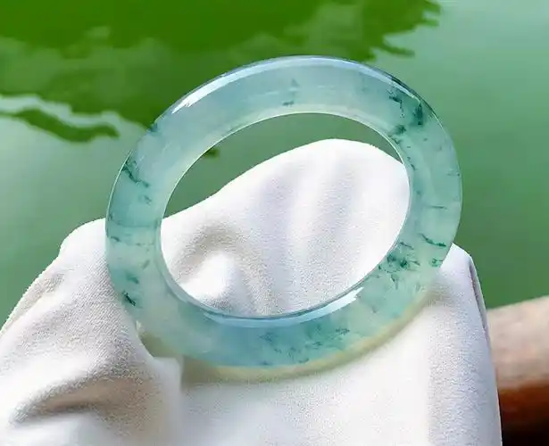 业内人士告诉你10万左右翡翠手镯长什么样(10万翡翠手镯的图片欣赏)