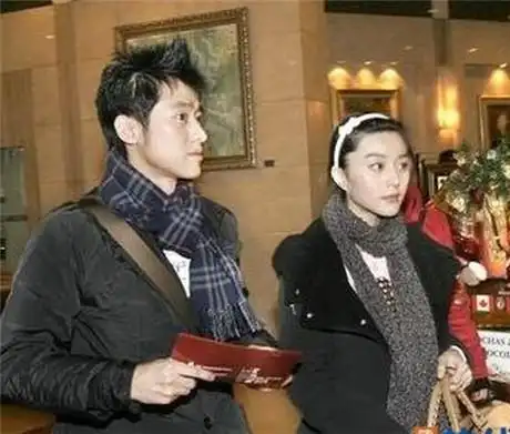 在拍《少年包青天2》的时间,范冰冰被香港某周刊拍到与任泉十指