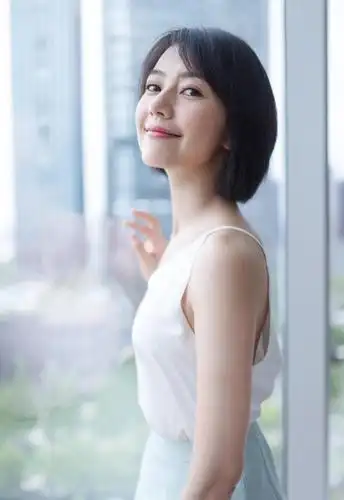 高圆圆终于换了短发发型穿吊带衫配半身裙难怪能嫁给小鲜肉