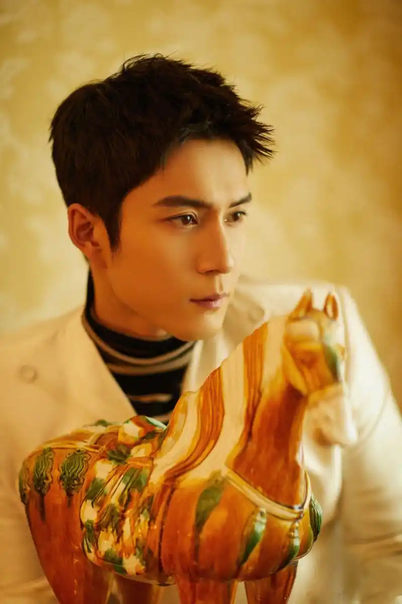 韩东君宫廷复古风大片  剪裁精致的宫廷风纯色西装内搭复古高领条纹