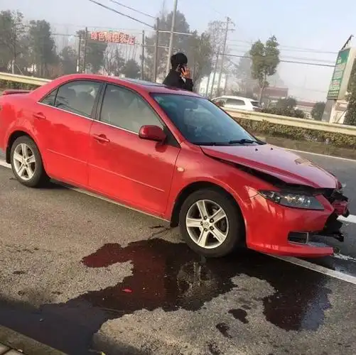 嘉兴一老太太在烧香路上逆向行驶撞上轿车 现场惨烈!