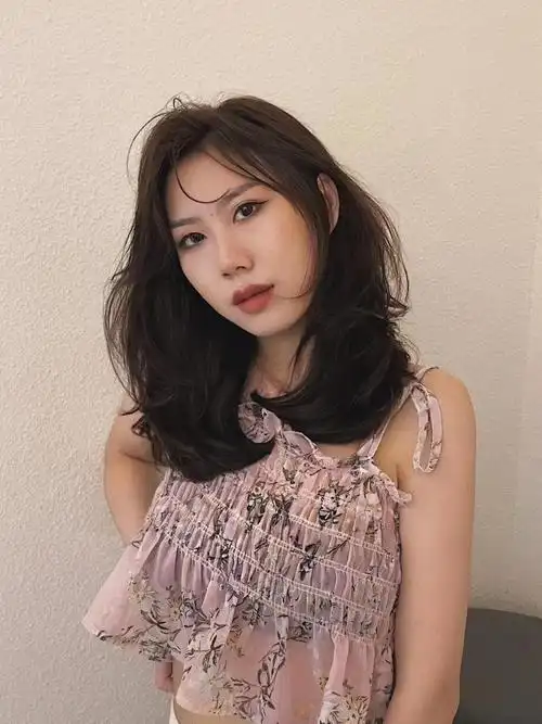 中短发烫发锁骨发发型蓬松烫圆脸发型推荐