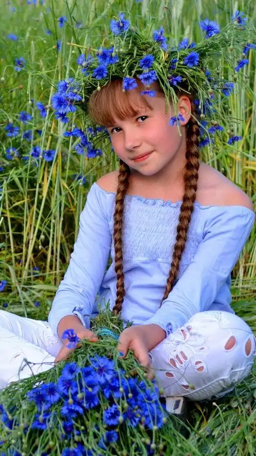 iphone 壁纸 可爱的小女孩,蓝色的花朵,草