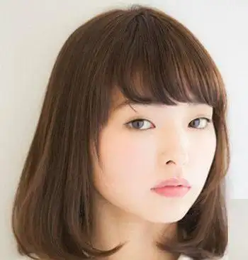 校园方脸女生不妨尝尝斜刘海齐肩学生头中短发发型,将偏少的直发发尾