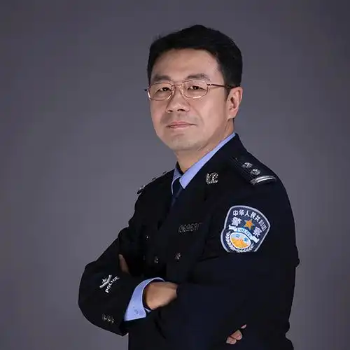 吕铮我用自己的方法还原警察的常态