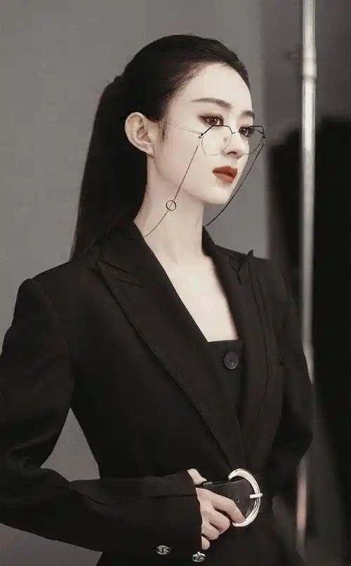 本以为赵丽颖的"眼镜照"是真的,看到原图后:哪位大神p的?