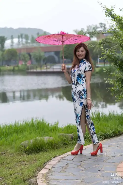 旗袍协会兰兰美女老师的带领下,第一次在西湖公园举行了一次户外教学