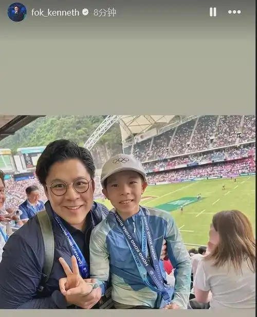 霍启刚携儿子看球赛坐vip座父子俩穿着朴素霍中曦长得像爷爷