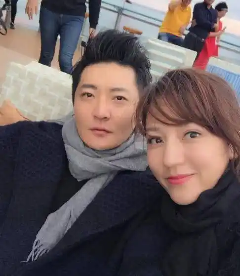 本以为郭京飞老婆够美了,看到雷佳音老婆后,网友:惊艳了时光!