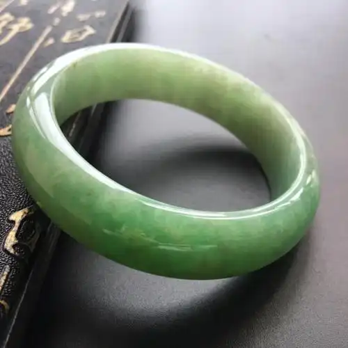 (超值推荐)糯冰种豆绿翡翠手镯(57.6mm)