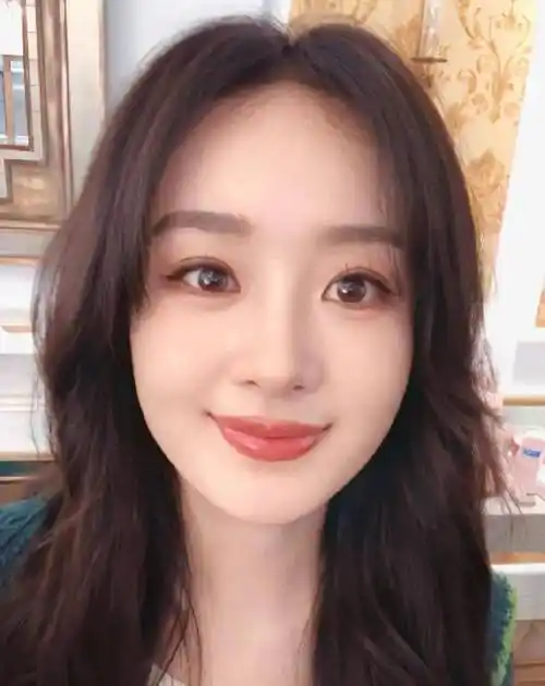 产后复出之后的赵丽颖几乎没有任何差评,每一次出现都能让人眼前一亮