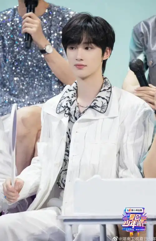 丁程鑫白色西装刺绣内搭造型##夏日少年派收官