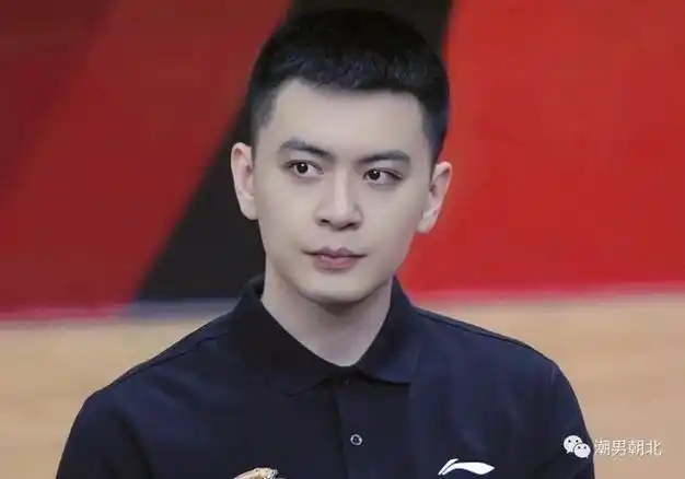 36岁杨鸣留寸头发型帅炸网友直呼体坛吴彦祖