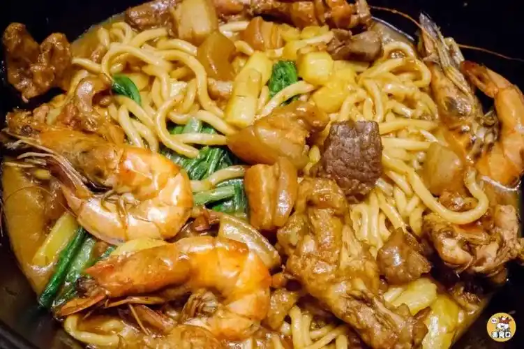 人均30主打十几种口味的焖面铁锅直接搬上桌贼过瘾