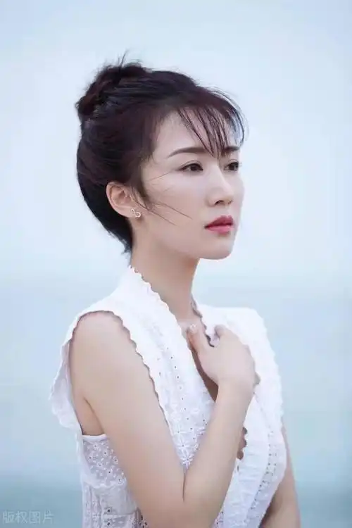 李念恣意温柔写真大片海风归进浪花暖风弥漫海边