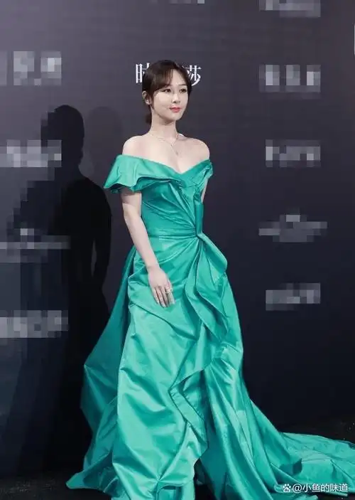 杨紫难道要把一字肩焊在身上?网友说:难道对身材不满意?