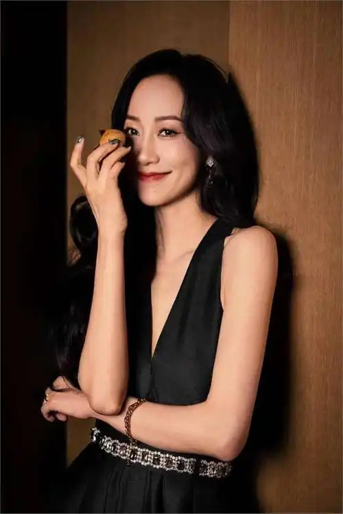 韩雪穿深v黑裙秀性感事业线眼神慵懒尽显魅惑气质