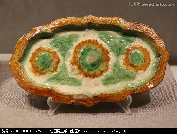 三彩釉印三花纹海棠盘辽代