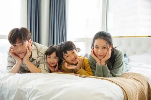 幸福一家四口在卧室
