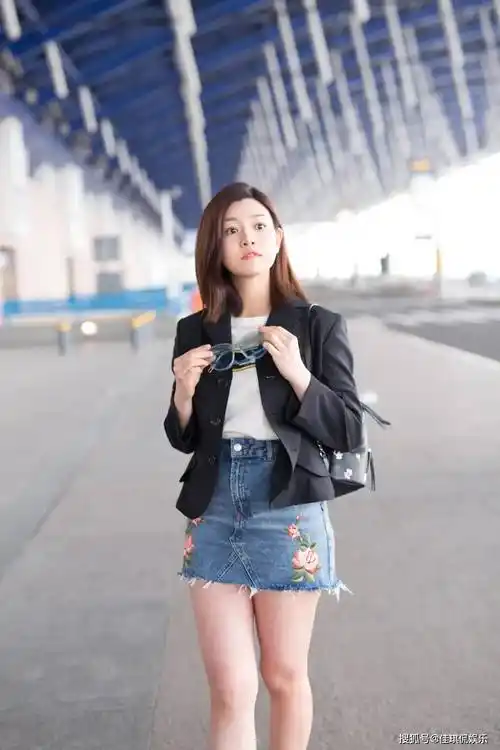 看到陈妍希的机场生图,这才是明星最真实的腿,平时我们看到的都是修
