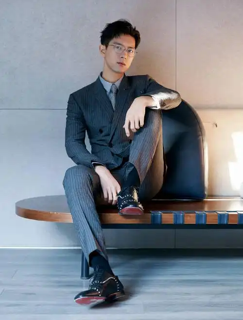 李现深灰条纹双排扣西装套装搭配银边眼镜亮相 #时代旋律,家国情怀