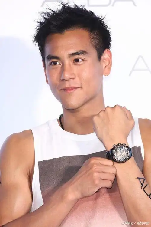 彭于晏颜值崩了?这个颓废油腻男是谁?