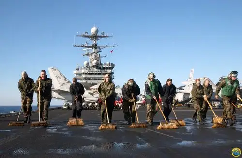 美国航空母舰甲板上的地勤