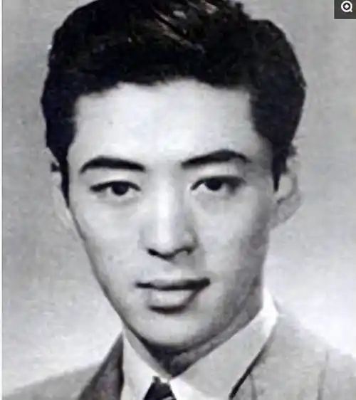 《红日》,《龙须沟》等,我先是看张发在《红日》电影中饰演我军司令