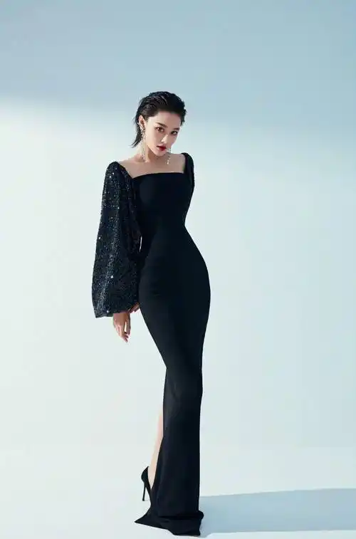 张馨予穿印花裙走机场,剪了短发后,大秀紧致身材,审美绝了 - 方物云