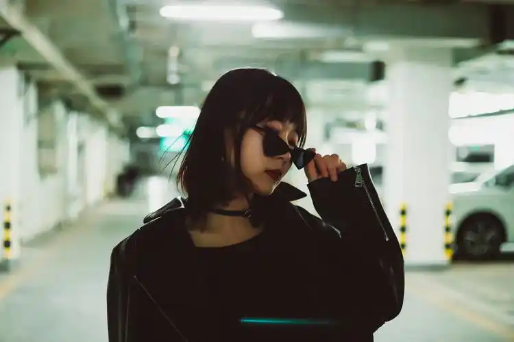 第一次人像摄影约了一个漂亮酷酷的女同学请大佬们指教