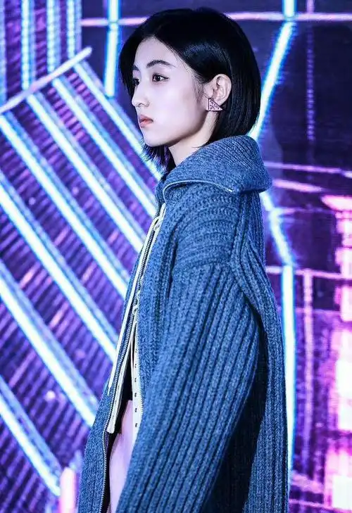 张子枫高调亮相大翻车,罕见穿短裙暴露身材缺点,鞋子搭错变阿姨