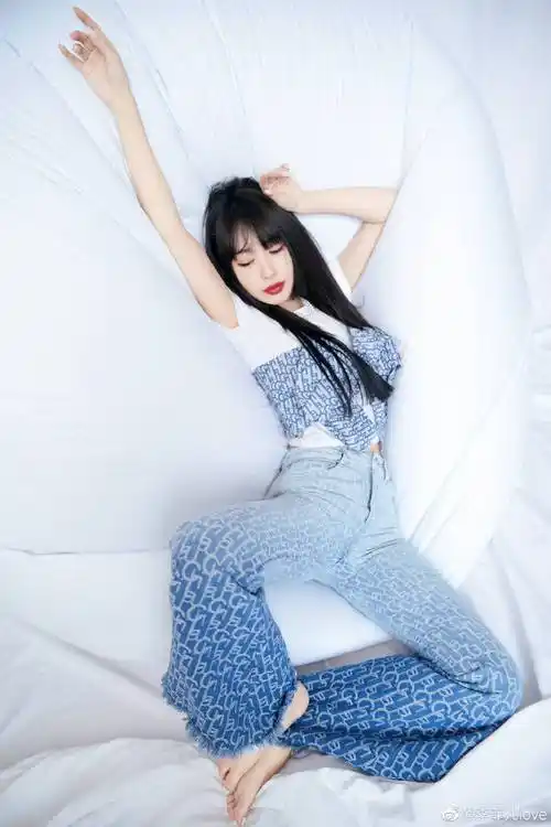 李菲儿蝴蝶结吊带装配喇叭裤 光脚凹造型搞怪不停