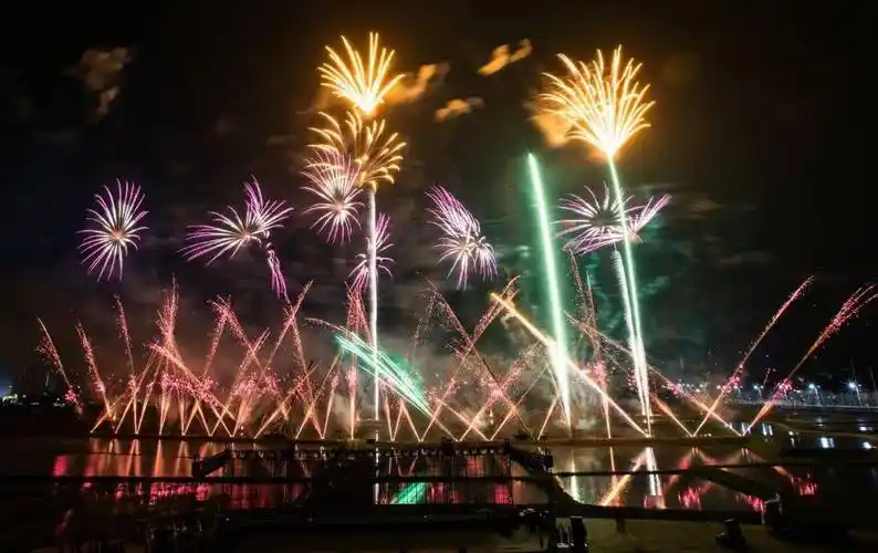 2021年,全县花炮总产值约100亿元,出口烟花爆竹13.65