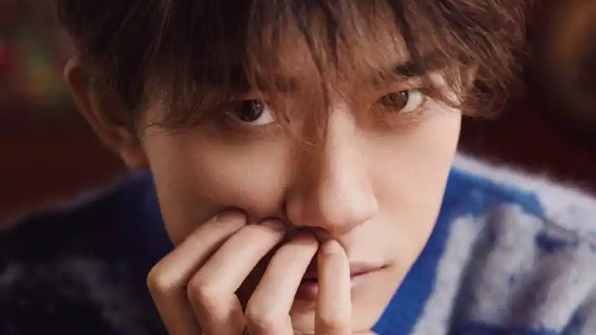 易烊千玺怼脸六宫格曝光 梨涡浅笑少年感满满