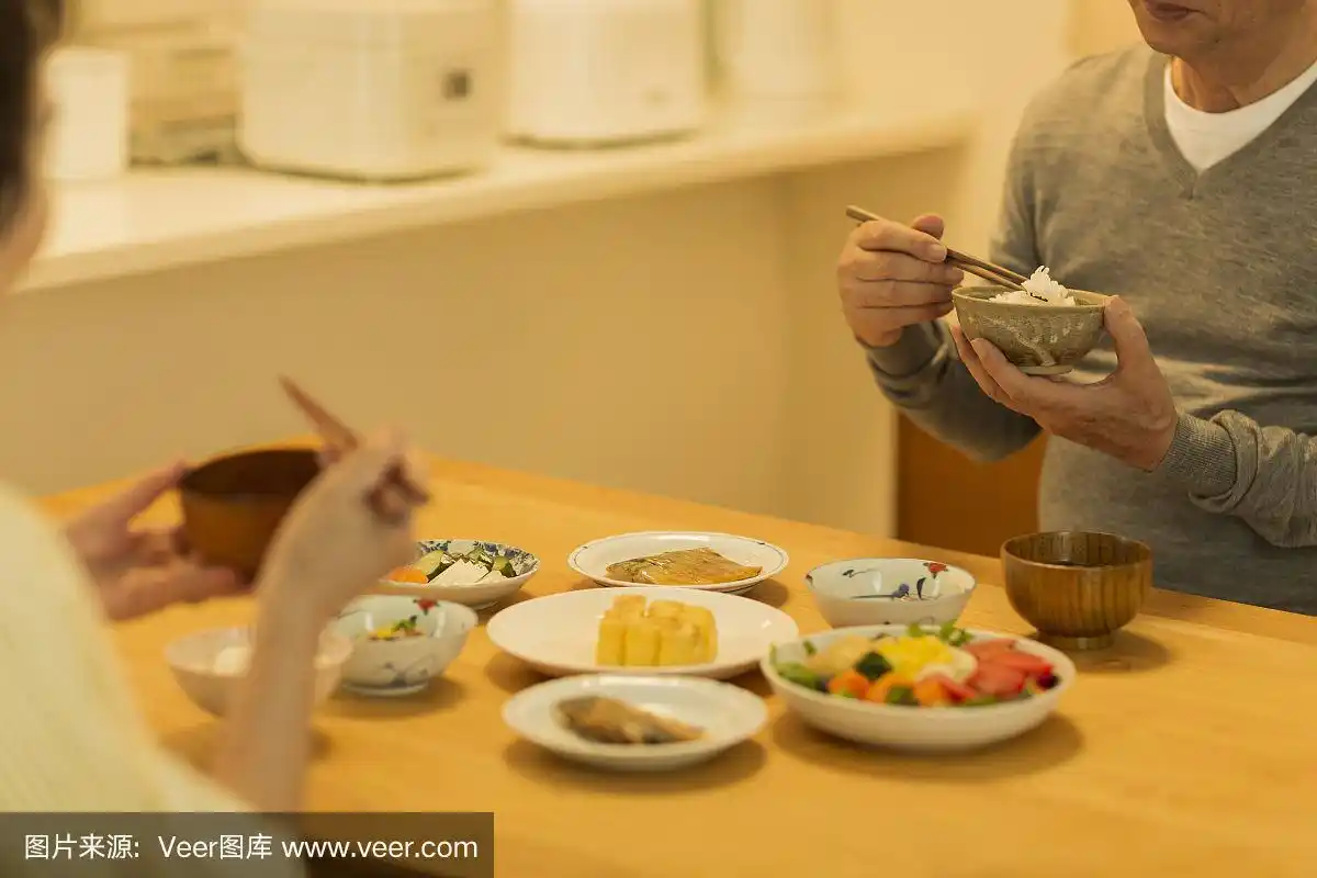 老年夫妇共进晚餐