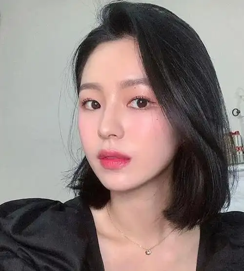 2,锁骨烫短发说起锁骨烫短发,可是从2021年开始就已经在流行了,到了