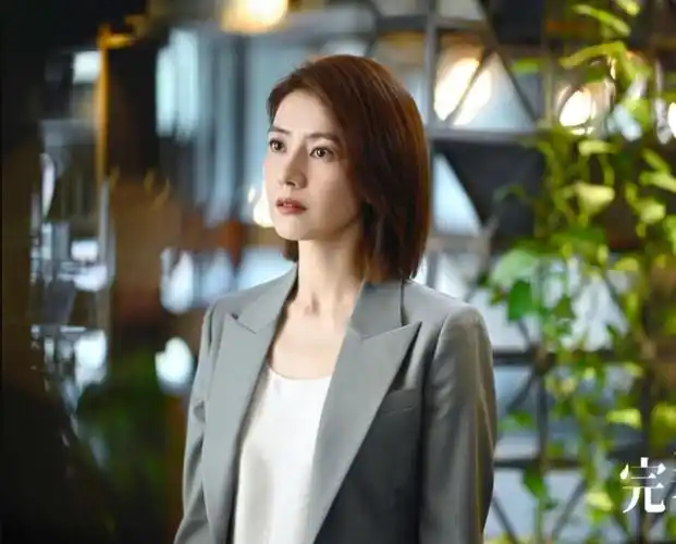 被高圆圆新剧发型圈粉,"一刀切短发"减龄显脸小,气质也太好了 - 知乎