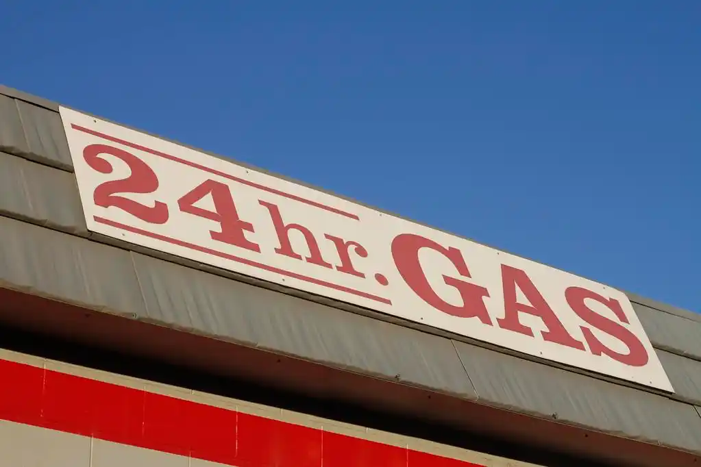 煤气站标志,an old fashioned gas station sign