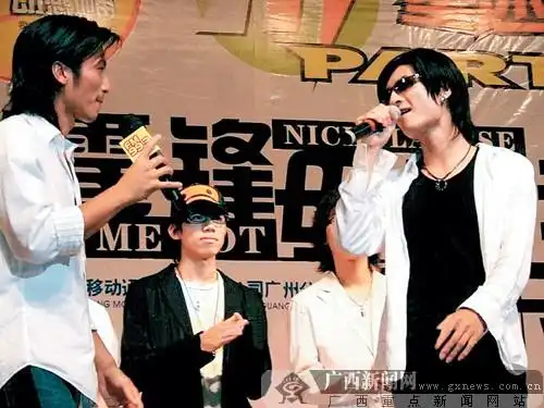 模仿者以"谢霆锋"身份出席贺州某公司开业剪彩仪式.贺州520网供图