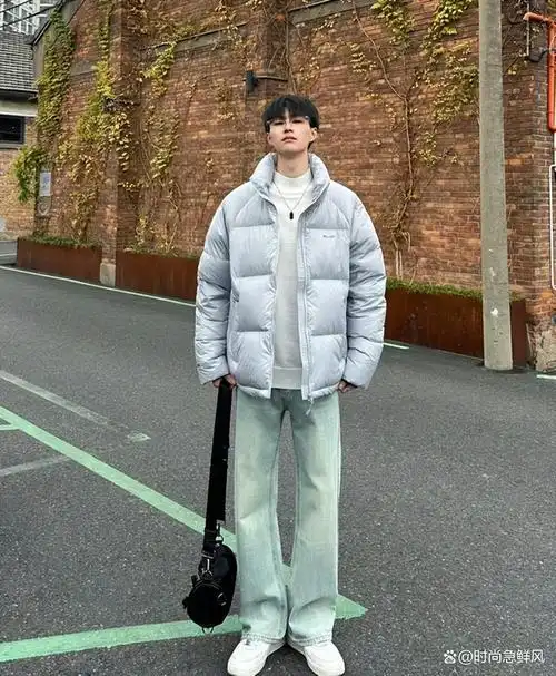 差不多的,唯一的区别在于衣领的高低,不同高低领有它最合适的搭配技巧