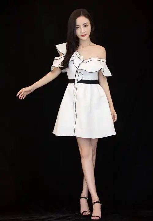 李小璐还是那么清纯,穿拼接连衣裙搭配鱼嘴高跟鞋,竹竿腿真漂亮_身材