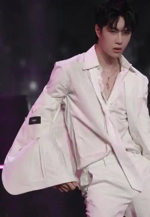 王一博双十一带病上场,台下咳嗽极力隐忍,湿发舞蹈燃爆全场_镜头_极致