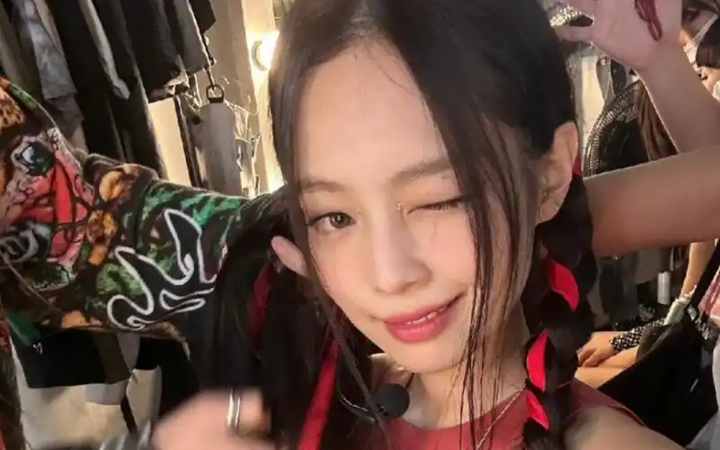 【jennie】妮ins更新,红发带双马尾妮!超美!