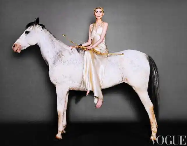 "维密超模"雎晓雯登vogue奥运封面,深v开到肚脐,妆容太诡异