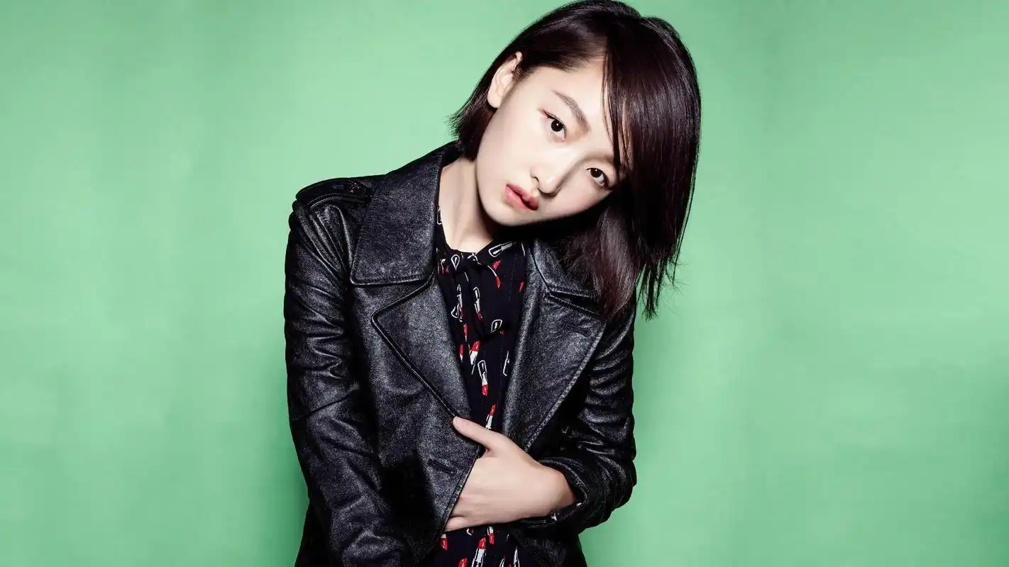 周冬雨豪夺影后大奖,马思纯送上祝福,究竟是真姐妹还是塑料情?