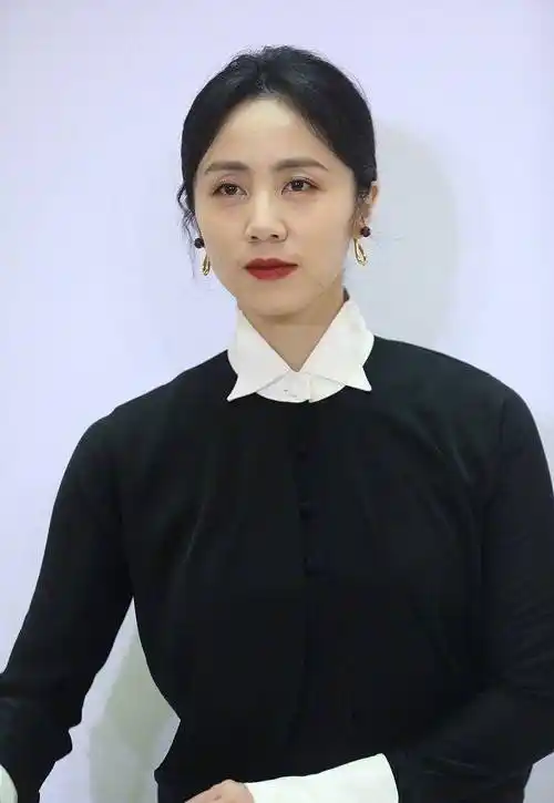 孙莉的状态看起来不像已经生了3个孩子的妈妈,照片中的孙莉依然年轻