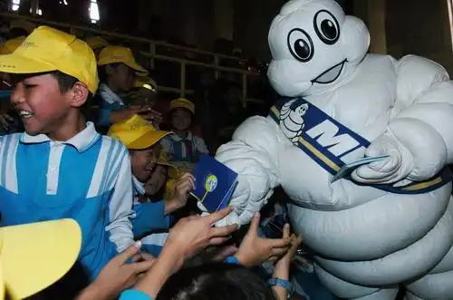 全球著名品牌形象"米其林轮胎先生"与小朋友们一同表演了"小交警韵律