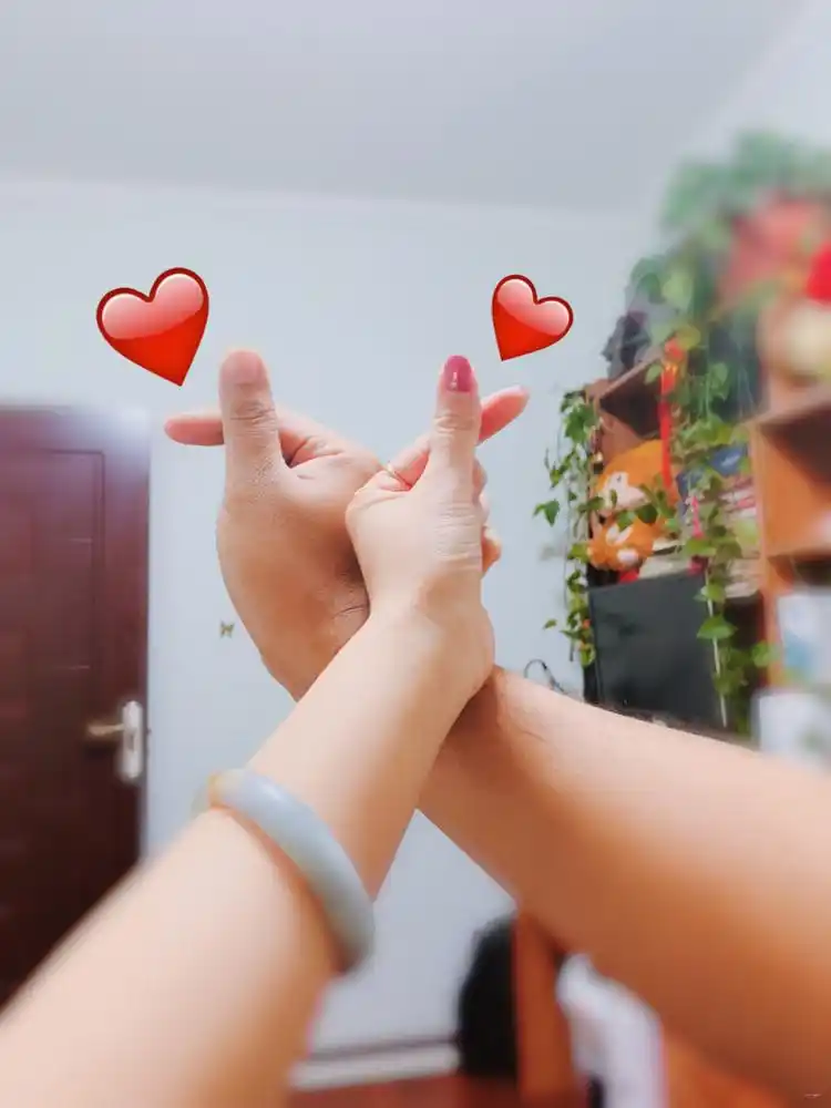 流行情侣手势比心拍照