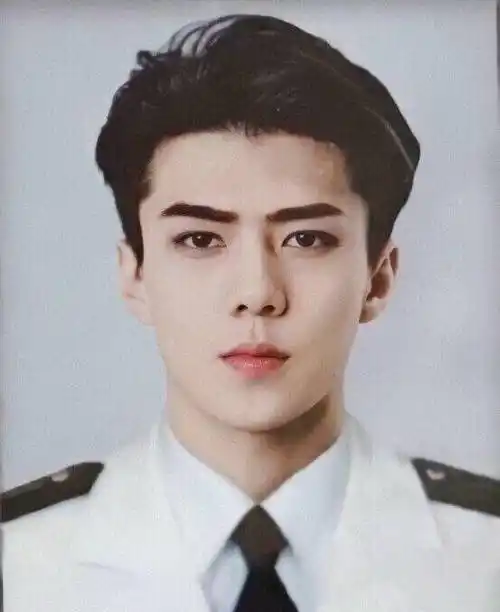 金钟仁哥哥小时候就透露出一种沉稳安静的气质了.